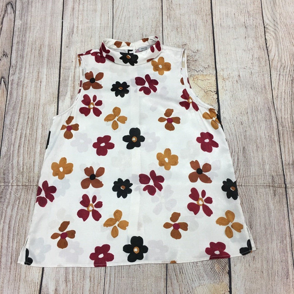 😍 NWT Tristan White Blouse with Red and Yellow floral Button up Back size Large
